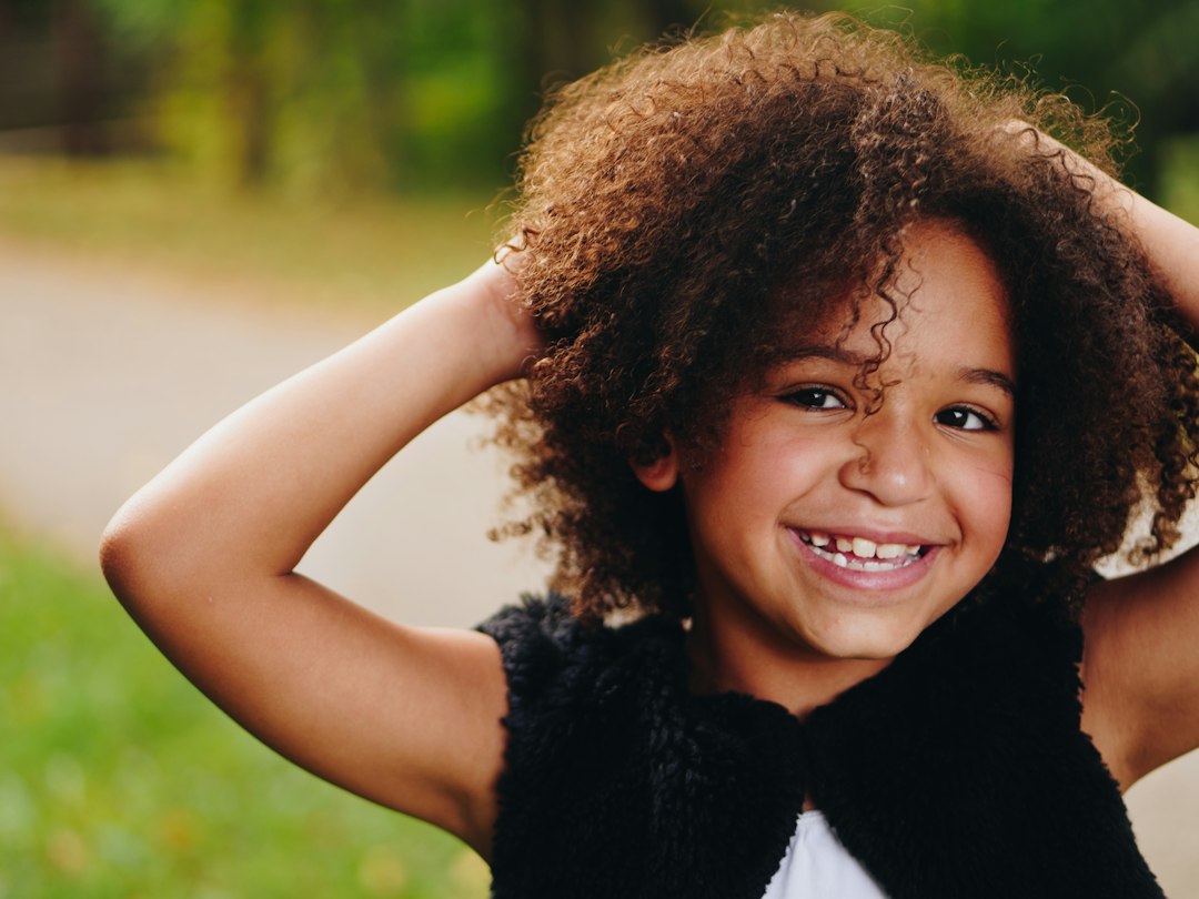 Enfant aux cheveux bouclés