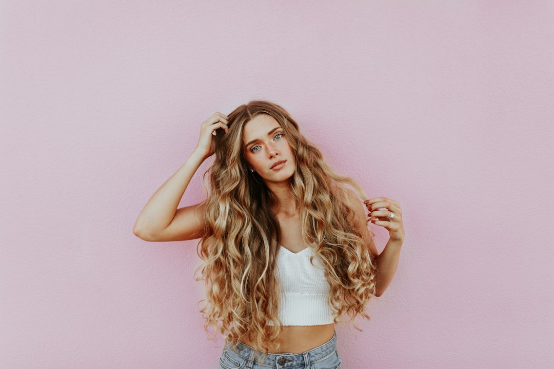 Femme aux longs cheveux blonds